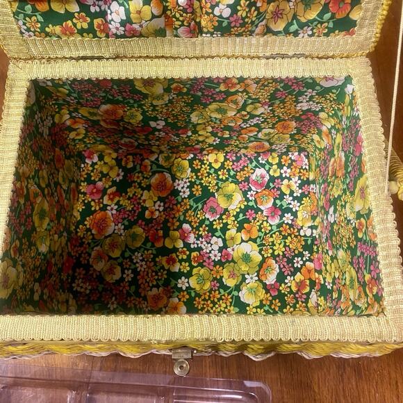 Vintage Woven Wicker Sewing Basket Box W/ Insert Flowers Fabric Japan Boho MOD. - Picture 6 of 9